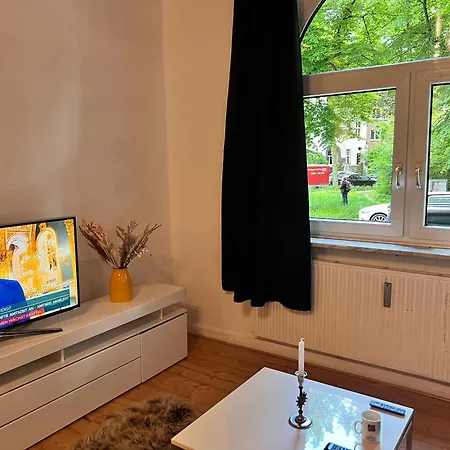 Casa Luna 6 Min Hbf , Erdgeschosswohnung ,altbau Apartment *