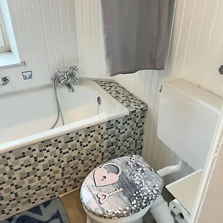 Casa Luna 6 Min Hbf , Erdgeschosswohnung ,altbau * Duisburg