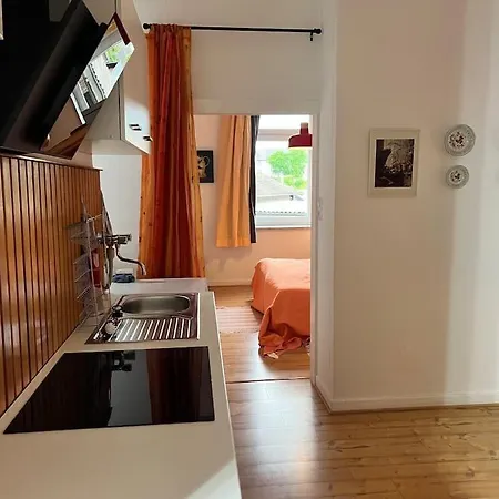 Casa Luna 6 Min Hbf , Erdgeschosswohnung ,altbau Apartment *