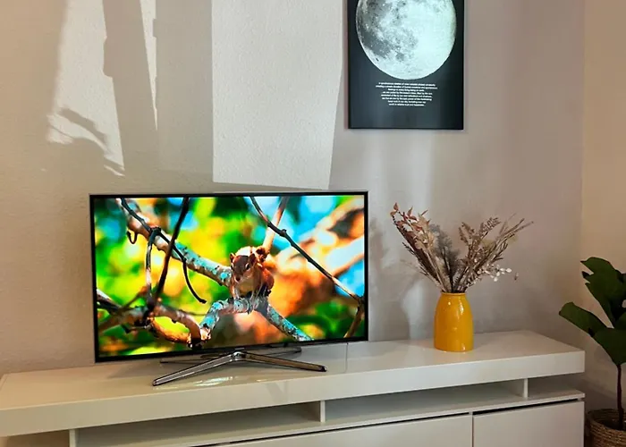 Casa Luna 6 Min Hbf , Erdgeschosswohnung ,altbau Apartment *