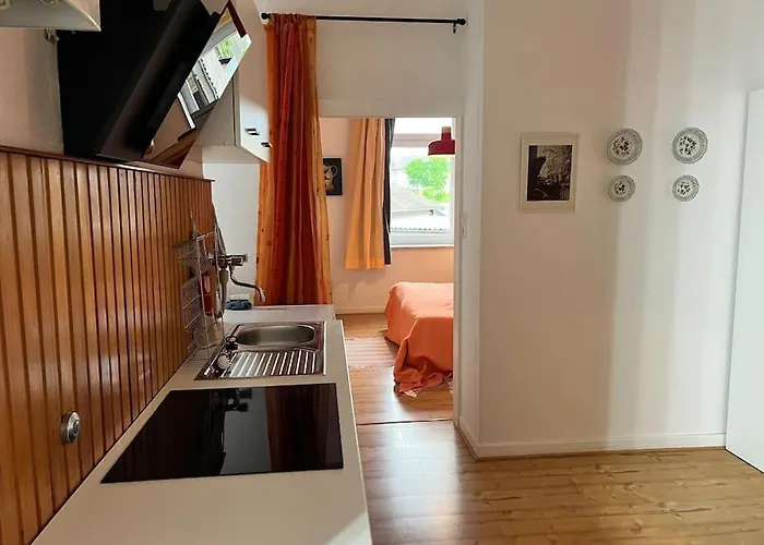 Casa Luna 6 Min Hbf , Erdgeschosswohnung ,altbau Apartment *