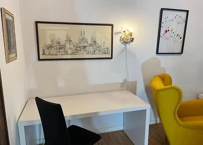 Casa Luna 6 Min Hbf , Erdgeschosswohnung ,altbau *